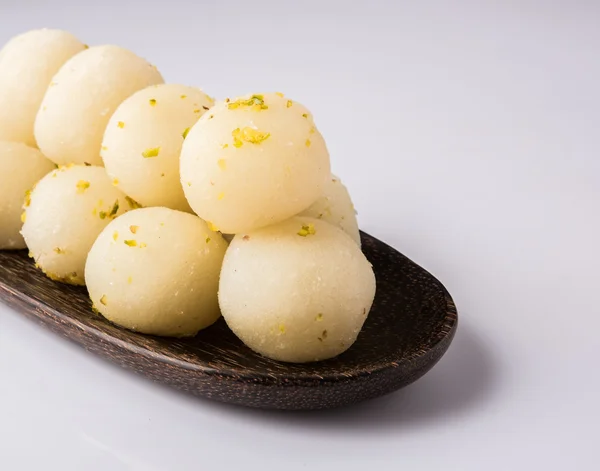 Bangladesh atau India favorit rasgulla manis, rasgulla kering, bengal permen, terbuat dari susu / khoya, manis memenuhi, melengkung di piring baja, penutupan ekstrem, sudut depan — Stok Foto