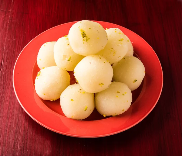 Bangladesh eller Indiens favorit söt rasgulla, torr rasgulla, bengal sötsaker, tillverkade av mjölk / khoya, söta möter, krökt i en stålplåt, extrem närbild, front vinkel — Stockfoto