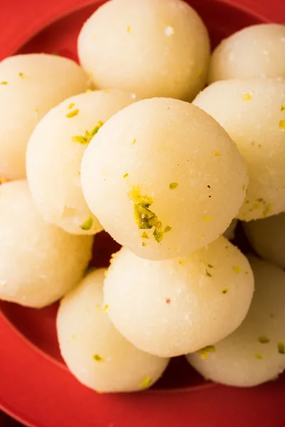 Bangladesh atau India favorit rasgulla manis, rasgulla kering, bengal permen, terbuat dari susu / khoya, manis memenuhi, melengkung di piring baja, penutupan ekstrem, sudut depan — Stok Foto