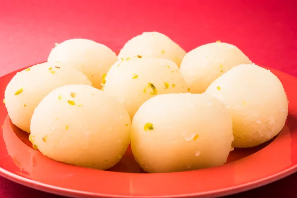 Bangladéš nebo Indie oblíbené sladké Aloo Gobi, suchý rasgulla, Bengálsko sladkosti, vyrobené z mléka / khoya, sladké setká, zakřivené ocelová deska, extrémní closeup, přední úhel — Stock fotografie