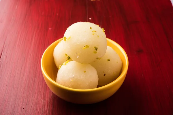 Bangladesh atau India favorit rasgulla manis, rasgulla kering, bengal permen, terbuat dari susu / khoya, manis memenuhi, melengkung di piring baja, penutupan ekstrem, sudut depan — Stok Foto