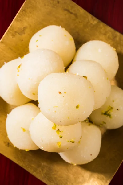 Bangladesh atau India favorit rasgulla manis, rasgulla kering, bengal permen, terbuat dari susu / khoya, manis memenuhi, melengkung di piring baja, penutupan ekstrem, sudut depan — Stok Foto