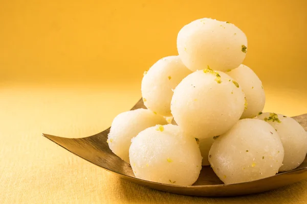 Bangladeş veya Hindistan'ın en sevdiği tatlı rasgulla, Kuru rasgulla, bengal tatlılar, sütünden yapılmıştır / khoya, tatlı karşılar, kavisli bir çelik plaka, aşırı closeup, ön açısı