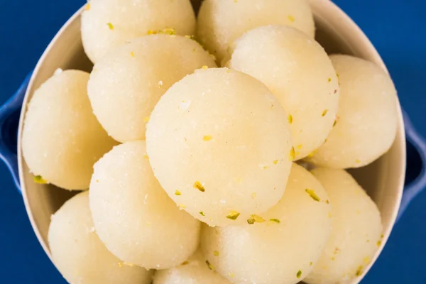 Bangladesh atau India favorit rasgulla manis, rasgulla kering, bengal permen, terbuat dari susu / khoya, manis memenuhi, melengkung di piring baja, penutupan ekstrem, sudut depan — Stok Foto