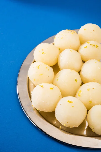 Bangladesh atau India favorit rasgulla manis, rasgulla kering, bengal permen, terbuat dari susu / khoya, manis memenuhi, melengkung di piring baja, penutupan ekstrem, sudut depan — Stok Foto