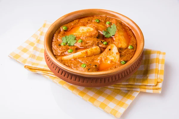 Kartoffelcurry oder Aalu Masala oder Aaloo Masala mit grünen Erbsen, indisches Essen, Hauptgericht, würzig — Stockfoto
