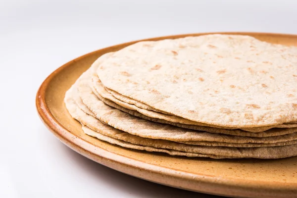 Indiai roti/chapati/fulka/paratha/indiai kenyér, izolált egy tányéron — Stock Fotó