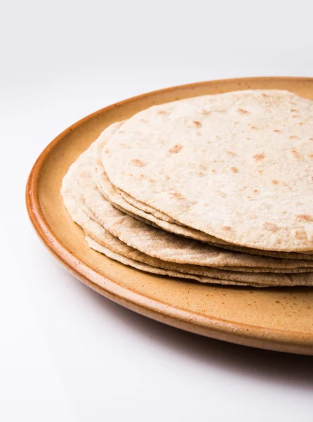 Indiase Roti/Chapati/fulka/paratha/Indiaas brood, geïsoleerd in een plaat — Stockfoto