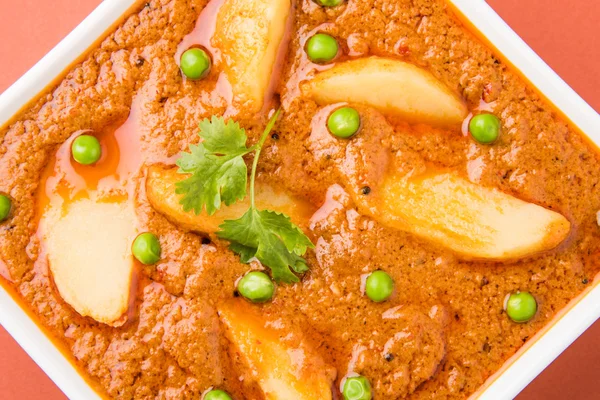 Πατάτες με κάρυ ή αλατί Μασάλα ή αταλού Μασάλα με πράσινα μπιζέλια, Ινδικό φαγητό, κυρίως πιάτο, πικάντικα — Φωτογραφία Αρχείου