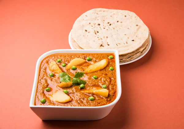 Burgonya curry vagy aalu masala vagy aaloo masala, zöldborsó, tálalva indiai kenyér / roti / chapati / naan / fulka / phulka — Stock Fotó