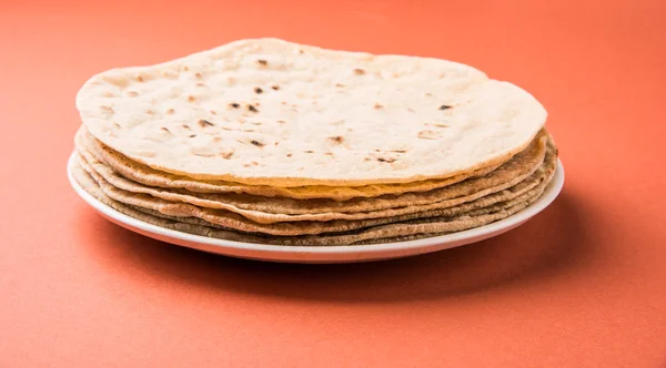Pane indiano roti / chapati / fulka / paratha / pane indiano, isolato in un piatto — Foto Stock