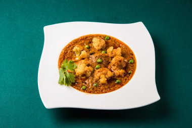 gobi masala, gobi mırıldanan köri veya gobi kızartma masala, karnabahar mırıldanan köri, hint gıda, öğle yemeği, akşam yemeği, yeşil salata, domates, soğan, salatalık ve yeşil soğuk ile servis