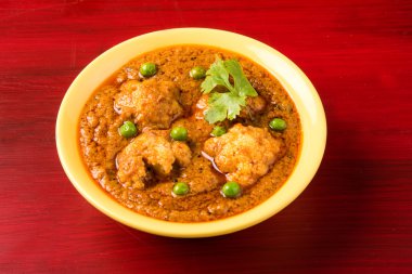 gobi masala, gobi mırıldanan köri veya gobi kızartma masala, karnabahar mırıldanan köri, hint gıda, öğle yemeği, akşam yemeği, yeşil salata, domates, soğan, salatalık ve yeşil soğuk ile servis