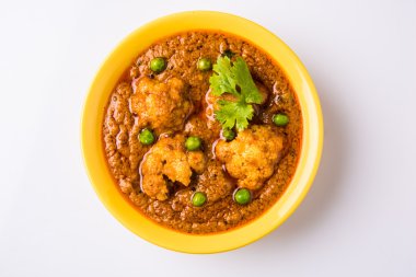 gobi masala, gobi mırıldanan köri veya gobi kızartma masala, karnabahar mırıldanan köri, hint gıda, öğle yemeği, akşam yemeği, yeşil salata, domates, soğan, salatalık ve yeşil soğuk ile servis