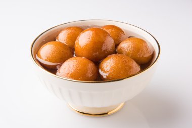 Kemalpaşa tatlısı dökme tatlı şurubu - bir yuvarlak şekilli, siyah veya kahverengi doku tatlı yemek servis bir tatlı, yüksek kalori, diwali gıda Hint ile kare bir pirinç levha servis