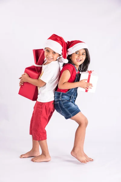 Niños indios con regalos de Navidad, niños asiáticos con regalos de Navidad, aislados sobre fondo blanco, primer plano — Foto de Stock