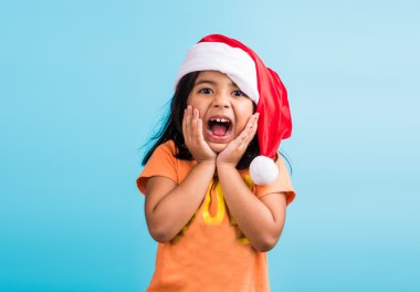 noel şapkaile küçük sevimli hint kız, düşünme, hint kız ve noel, noel ve hindistan, hint çocuklar ve noel, hint çocuklar noel kutluyor, asya kız ve noel, düşünme