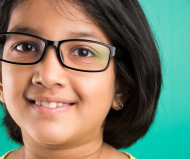 hint küçük kız ve gözlük veya gözlük veya gözlük veya gözlük