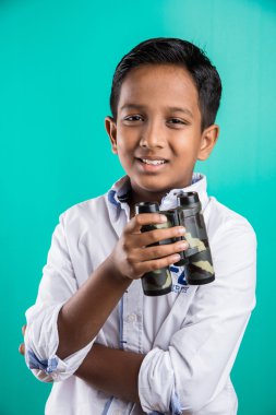 dürbün kullanan küçük hintli çocuk, dürbün kullanan küçük asyalı çocuk, dürbünlü hintli çocuk, dürbünlü meraklı küçük çocuk, yeşil arka planda izole edilmiş
