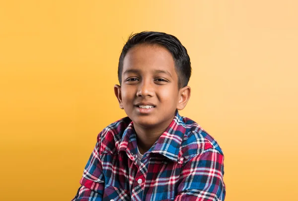 10-vuotias poika, onnellinen intialainen poika, aasialainen poika ja onnellisuus, intialainen lapsi, aasialainen lapsi, onnellinen intialainen lapsi, hymyilevä intialainen lapsi — kuvapankkivalokuva