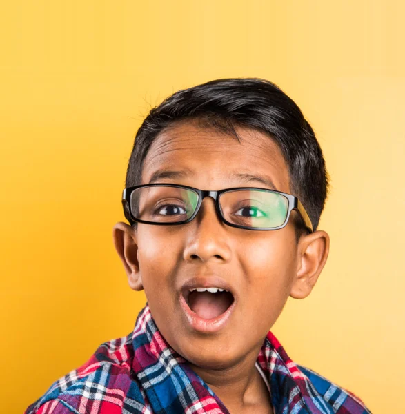 Garçon de 10 ans, heureux garçon indien, garçon asiatique et bonheur, enfant indien, enfant asiatique, enfant indien heureux, enfant indien souriant — Photo
