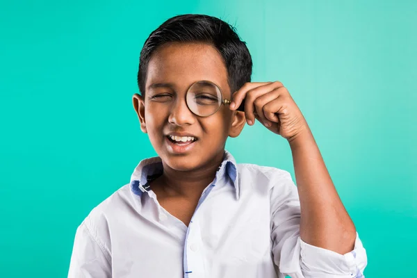 Happy indian kid with magnifying glass, asian boy looking through magnifying glass with smile, indian Boy holding a magnifying glass, indian or asian boy playing or posing with magnifying glass — Stock Photo, Image