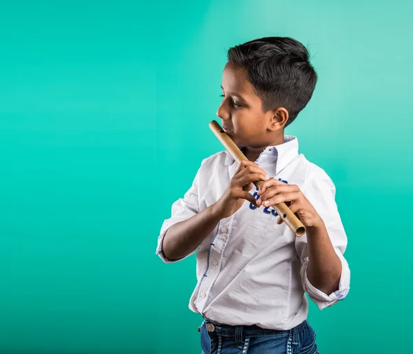 10岁的印度男孩吹长笛，印度男孩和音乐，印度男孩学习音乐，印度男孩与乐器，棕色印度男孩 — 图库照片