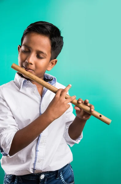 10 anni ragazzo indiano che suona flauto, ragazzo indiano e musica, ragazzo indiano che impara la musica, ragazzo indiano con strumento musicale, ragazzo indiano marrone — Foto Stock