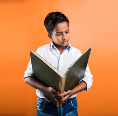 Hintli çocuk kitap okumazevk, asya çocuk kitap okuma, hintli çocuk okuma kitabı, hintli çocuk okuma, hint çocuk kitap tutan, portre, hint çocuk kitap ile ayakta, coğrafya kitabı, turuncu geri