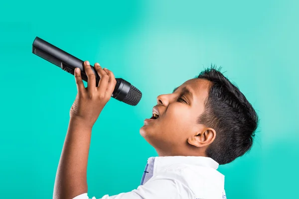Giovane ragazzo indiano in camicia bianca urlando in microfono, bambino che canta, Piccolo ragazzo indiano con microfono canta una canzone, Cantando asiatico Giovane ragazzo, Carino giovane ragazzo asiatico che canta in un microfono — Foto Stock