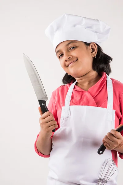 Chef menina pequena, cozinheiro menina pequena, menina pequena asiática em uniforme chef, menina indiana em traje chef, cozinhar e conceito de pessoas - menina sorridente no chapéu cozinheiro — Fotografia de Stock