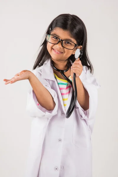 Indiase meisje kind als een arts, Indiase kleine meisje in Doctor ' s uniform — Stockfoto