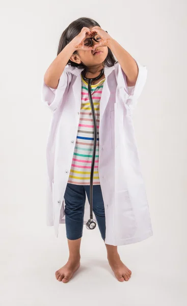 Indiase meisje kind als een arts, Indiase kleine meisje in Doctor ' s uniform — Stockfoto