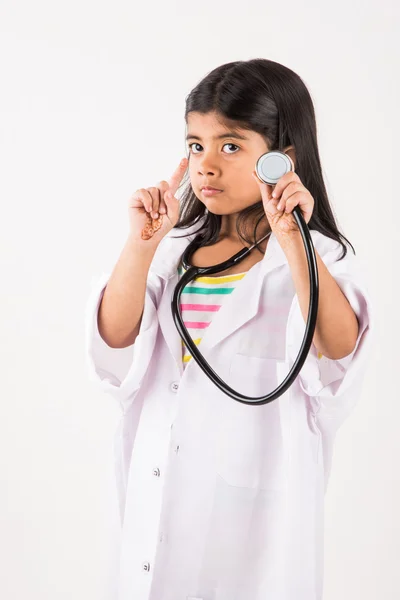 Indiase meisje kind als een arts, Indiase kleine meisje in Doctor ' s uniform — Stockfoto