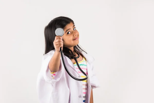 Индийская девочка-ребенок в качестве врача, индийская маленькая девочка в форме врача — стоковое фото