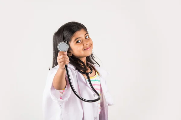 Indiase meisje kind als een arts, Indiase kleine meisje in Doctor ' s uniform — Stockfoto