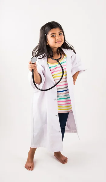 Индийская девочка-ребенок в качестве врача, индийская маленькая девочка в форме врача — стоковое фото