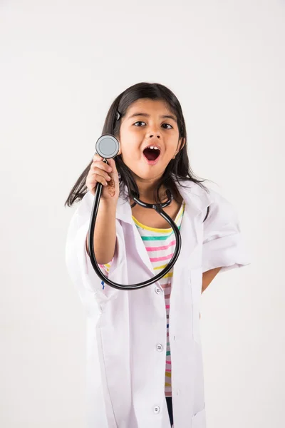 Indiase meisje kind als een arts, Indiase kleine meisje in Doctor ' s uniform — Stockfoto