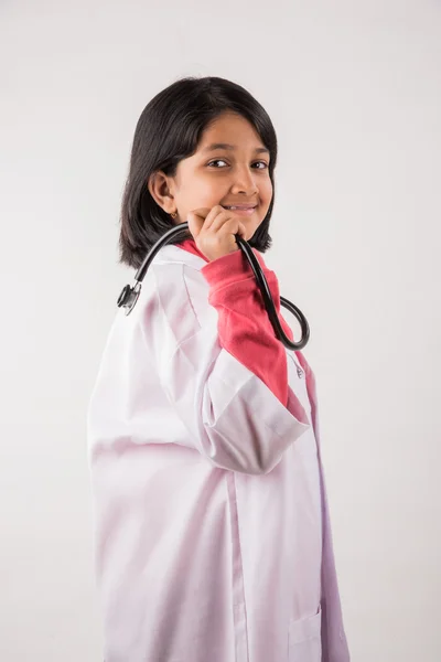 Liten flicka i doktor Uniform, Asiatisk tjej klädd i läkares klänning, Indisk liten flicka läkare, Söt indisk läkare, liten läkare, isolerad på vitt — Stockfoto