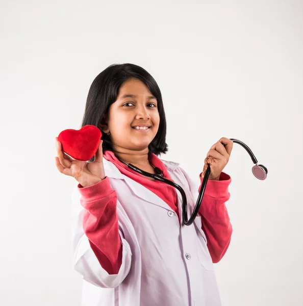 Pequeño indio chica doctor con relleno corazón —  Fotos de Stock