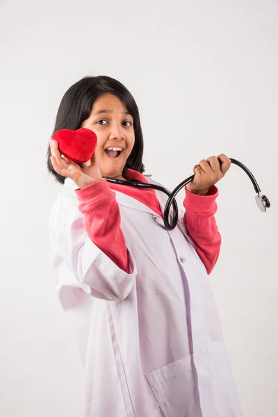 Pequeño indio chica doctor con relleno corazón —  Fotos de Stock