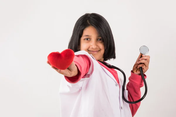 Klein Indiaas meisje arts met gevulde hart — Stockfoto