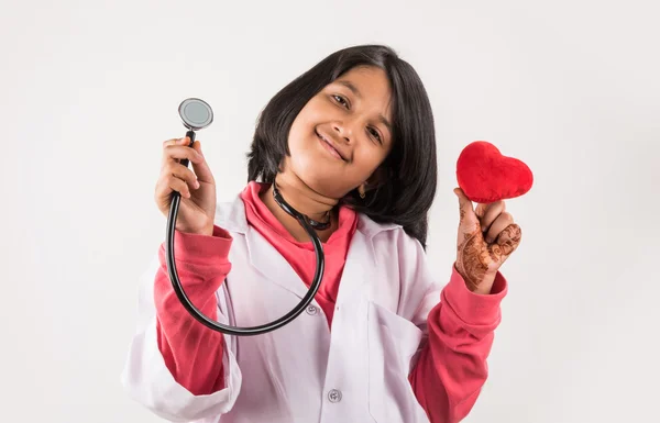 Liten indisk flicka läkare med fyllda hjärta — Stockfoto