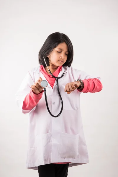 Маленькая девочка в форме врача, азиатская девушка в платье врача, индийская маленькая девочка врач, милый индийский врач, маленький врач, изолированный на белом — стоковое фото