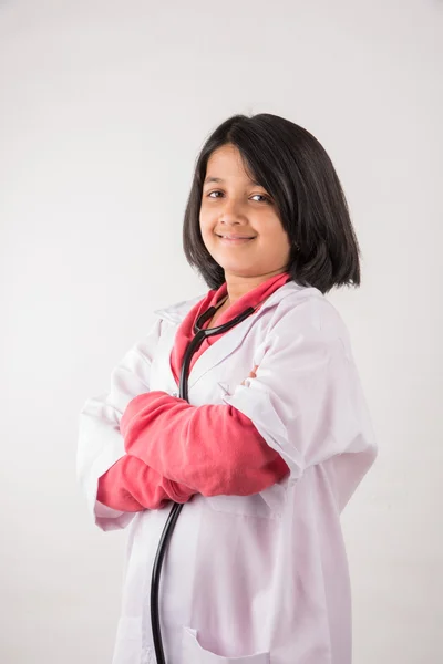 Маленькая девочка в форме врача, азиатская девушка в платье врача, индийская маленькая девочка врач, милый индийский врач, маленький врач, изолированный на белом — стоковое фото