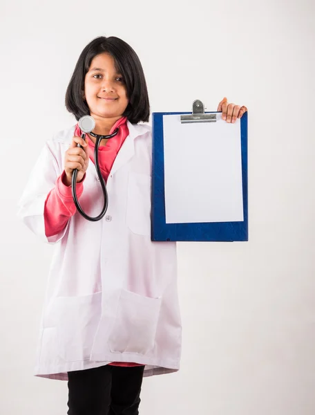 Indio niño médico sosteniendo una historia clínica —  Fotos de Stock