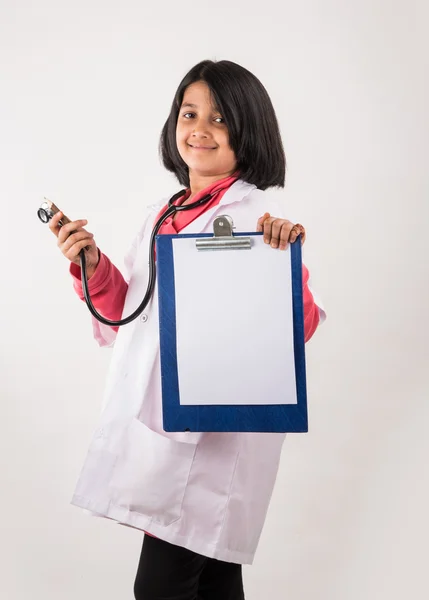 Indio niño médico sosteniendo una historia clínica —  Fotos de Stock