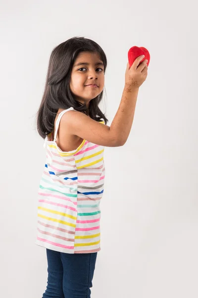 Petite fille avec coeur, fille indienne tenant coeur, fille asiatique avec coeur, fille de 4 ans avec jouet coeur rouge — Photo