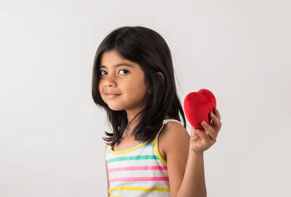 Petite fille avec coeur, fille indienne tenant coeur, fille asiatique avec coeur, fille de 4 ans avec jouet coeur rouge — Photo