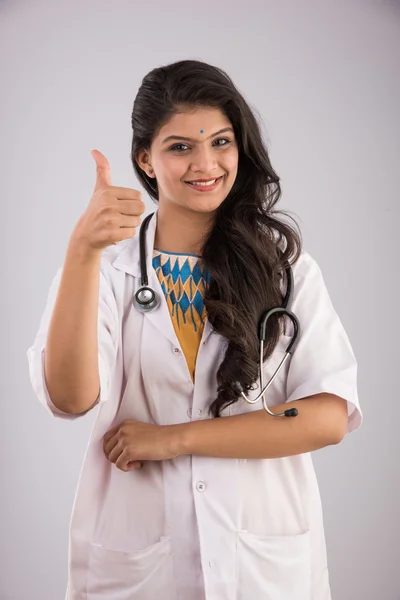 Médico indio sonriente con estetoscopio, profesional de la salud de la mujer dando signo OK, aislado, expresión positiva de la cara, actitud emocional, médico femenino indio o asiático confiado — Foto de Stock